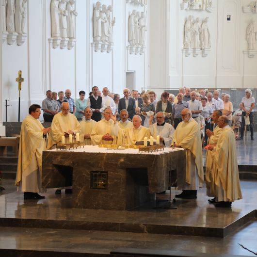 Weihbischof Ulrich Boom feierte mit den Jubel-Ehepaaren im Kiliansdom einen Festgottesdienst.