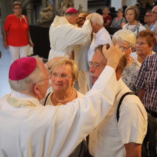 Die Ehepaare ließen sich nach dem Gottesdienst unter anderem von Weihbischof Ulrich Boom (vorne) und Bischof Dr. Franz Jung (hinten) den Segen erteilen.
