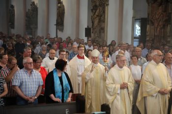 Mit rund 1300 Personen feierte Bischof Dr. Franz Jung am Freitagabend, 5. Juli, im Würzburger Kiliansdom einen Gottesdienst für Ehepaare, die vor 25 Jahren geheiratet haben.
