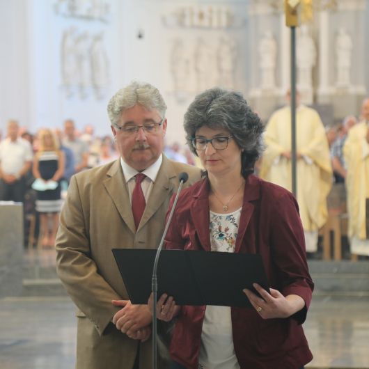 Rund 1300 Personen feierten am Freitag, 5. Juli, den Gottesdienst für Ehepaare, die vor 25 Jahren geheiratet haben, im Würzburger Kiliansdom mit.