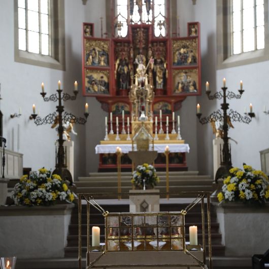 Mit der Reliquienprozession von der Pfarrkirche Sankt Burkard über die Alte Mainbrücke in den Kiliansdom und einem Pontifikalgottesdienst ist am Sonntag, 7. Juli, die Kiliani-Wallfahrtswoche 2019 eröffnet worden. 