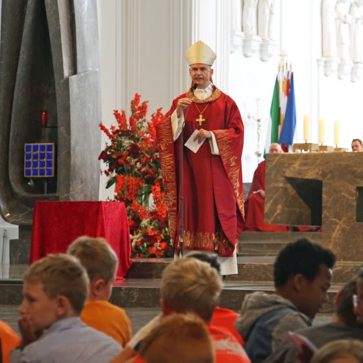 Bischof Dr. Franz Jung feierte mit den Kommunionkindern aus den Dekanaten Alzenau, Aschaffenburg-Ost, -Stadt und West, Karlstadt, Lohr, Miltenberg und Obernburg einen Gottesdienst im Kiliansdom.