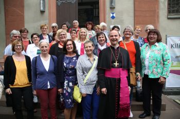 Nach dem Pontifikalgottesdienst am Tag der Pfarrhausfrauen kam Bischof Dr. Franz Jung mit Vertreterinnen der Berufsgemeinschaft der Pfarrhausfrauen ins Gespräch.