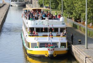 Mit dem Schiff kommen rund 250 Gläubige aus dem Dekanat Ochsenfurt in Würzburg an. Vom oberen Deck winken die Kommunionkinder den Passanten auf der Alten Mainbrücke zu.
