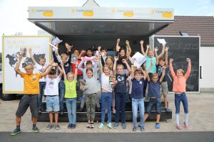 Das Sternsingermobil des Kindermissionswerks macht Halt an der Grundschule Theilheim.