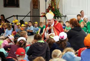 Mit Kindergartenkindern aus der Region Main-Spessart feiert Bischof Dr. Franz Jung eine Wort-Gottes-Feier im Dom.