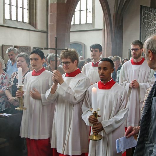Mit mehr als 200 Gläubigen feierte Weihbischof Ulrich Boom in der Marienkapelle den Kiliani-Gottesdienst für Aussiedler und Vertriebene. Beim Einzug wurde das Nagelkreuz vorangetragen.