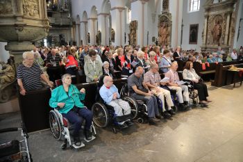 Insgesamt rund 400 kranke und behinderte Menschen aus dem gesamten Bistum wurden für den Gottesdienst von den Maltesern nach Würzburg gebracht, darunter 70 auf den Rollstuhl angewiesene Personen.