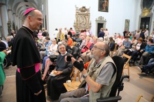 Viel Zeit nahm sich Bischof Dr. Franz Jung im Anschluss an den Kiliani-Gottesdienst für kranke und behinderte Menschen für die persönliche Begegnung.