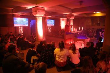 Zum Kiliani-Tag der Jugend feierte Bischof Dr. Franz Jung mit rund 130 Jugendlichen Gottesdienst in der Krypta des Kiliansdoms. Die bunte Beleuchtung sorgte für eine stimmungsvolle Atmosphäre.
