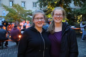 Die Geschwister Kerstin (links) und Hannah Ditmann waren bereits einen Tag früher angereist und zelteten mit weiteren Ministranten im Garten des Priesterseminars.