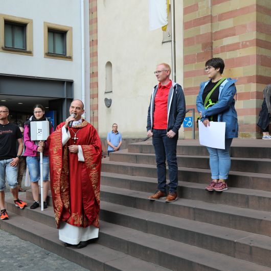 Bischof Dr. Franz Jung, Diözesanjugendseelsorger Stephan Schwab und BDKJ-Diözesanvorsitzende Christina Lömmer begrüßten die Jugendlichen auf dem Domvorplatz.