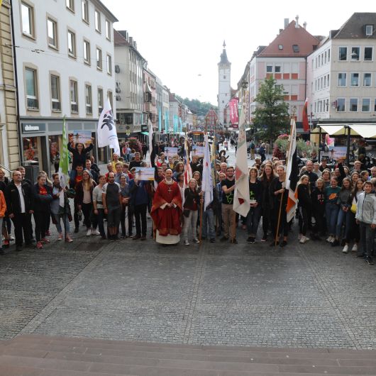 Auf dem Domvorplatz startete der Kiliani-Tag der Jugend mit Bischof Dr. Franz Jung und rund 130 Jugendlichen.