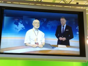 Besuch beim ZDF: Moderator Christian Sievers (rechts) im Gespräch mit Pfarrer i. R. Friedbert Simon.