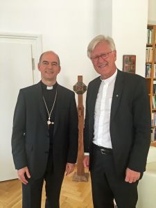 Bischof Dr. Franz Jung (links) traf in München den evangelisch-lutherischen Landesbischof Heinrich Bedford-Strohm .