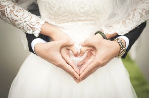 Ein konfessionsverbindendes Paar möchte heiraten. Egal ob die Trauung nach evangelischen oder katholischen Ritus stattfindet, sie ist nach dem Kirchenrecht beider Konfessionen gültig.