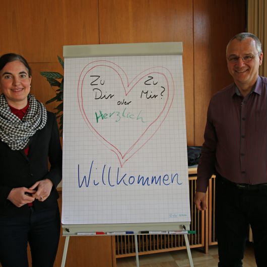 Melanie Jörg-Kluger und Frank Hofmann-Kasang leiten das Seminar, das sich speziell an katholisch-evangelische Paare vor der Hochzeit richtet.