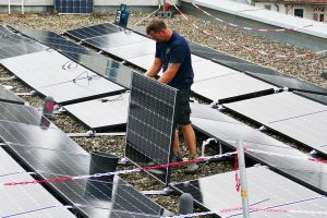 Auf dem Dach des Martinushauses in Aschaffenburg wird im Laufe des August eine Photovoltaik-Anlage installiert.