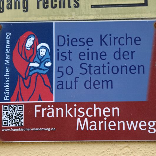 So wie an den Kirchen, die Teil des Fränkischen Marienwegs sind, findet sich auch immer am Weg das Symbol des besonderen Pilgerwegs.
