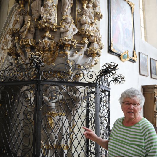 Ingeborg Weissmann erläutert regelmäßig Besuchern der Dettelbacher Wallfahrtskirche das Gotteshaus und seine Besonderheiten.