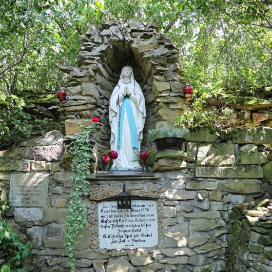 Die Lourdesgrotte wurde zur Erinnerung an Nikolaus Göbel von seinen Kindern errichtet.
