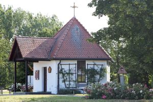 Die Flurkapelle Sankt Therese ist Ausgangspunkt für den Theresienweg. Die erste Station trägt den Namen „Gott“.