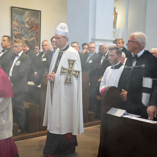 Mit rund 350 Gläubigen feierte Bischof Dr. Franz Jung eine Pontifikalvesper im Neumünster anlässlich der Feier der Investitur des Deutschen Ordens.