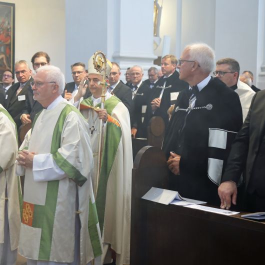 Mit rund 350 Gläubigen feierte Bischof Dr. Franz Jung eine Pontifikalvesper im Neumünster anlässlich der Feier der Investitur des Deutschen Ordens.