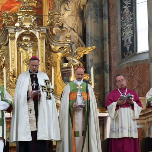 Mit rund 350 Gläubigen feierte Bischof Dr. Franz Jung(Mitte) eine Pontifikalvesper im Neumünster anlässlich der Feier der Investitur des Deutschen Ordens. Links neben ihm Hochmeister Generalabt Frank Bayard.
