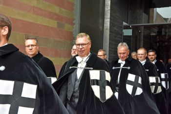 Pontifikalgottesdienst zur Investitur von 32 Neufamiliaren des Deutschen Ordens im Kiliansdom.