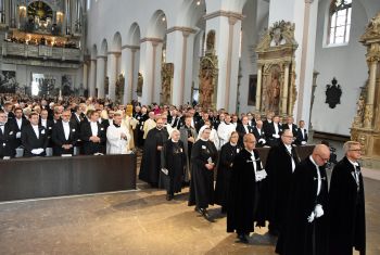 Pontifikalgottesdienst zur Investitur von 32 Neufamiliaren des Deutschen Ordens im Kiliansdom.
