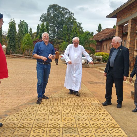 Benediktinerpater Luzius Marquardt (Mitte) führt die Gäste aus Deutschland durch die Abtei in Peramiho (von links): Pfarrer Nikolaus Hegler, Klaus Veeh vom Referat Mission-Entwicklung-Frieden und Weihbischof Ulrich Boom.