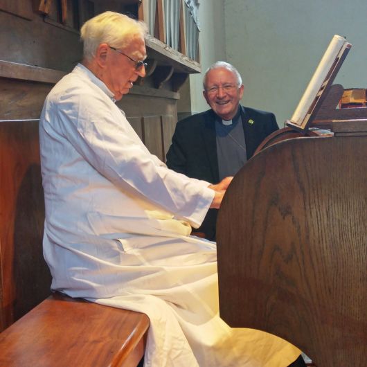 Benediktinerpater Luzius Marquardt spielt für Weihbischof Ulrich Boom auf der Pfeifenorgel in der Abteikirche in Peramiho.