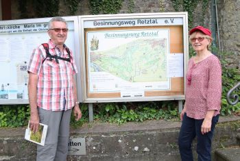 Richard Full und Anna Post vom Trägerverein „Besinnungsweg Retztal“.