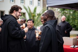 Mönche der Abtei Münsterschwarzach im Gespräch mit den internationalen Gästen. 