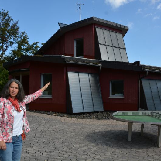 Bildungsreferentin Christiane Jakob-Seufert führt Schulklassen durch das Energiehaus des Schullandheimes und Jugendhauses Thüringer Hütte.