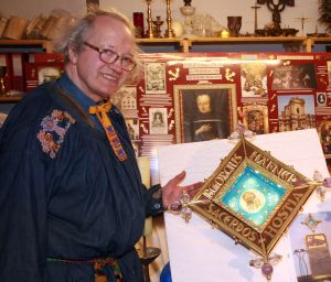 80 Jahre alt wird am Sonntag, 29. September, der Würzburger Goldschmiedemeister Michael Amberg. Das Foto zeigt ihn Michael Amberg pmit dem von ihm geschaffene Reliquiar des seligen Georg Häfner.