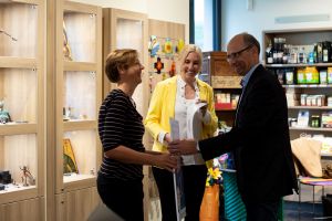 Zur Ausezichnung gratulieren Nadine Dötsch (links), Leiterin der Buchhandlung „Buch und Kunst im Klosterhof“ , Staatssekretärin Anna Stolz und Dr. Klaus Beckschulte vom Börsenverein.