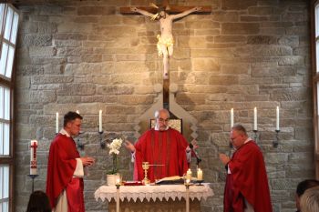 Domkapitular Christoph Warmuth (Mitte) feierte den letzten Gottesdienst in der Pilgerhofkirche gemeinsam mit Pfarrer Dr. Eugen Daigeler (links) und Pfarrer Richard Englert. 