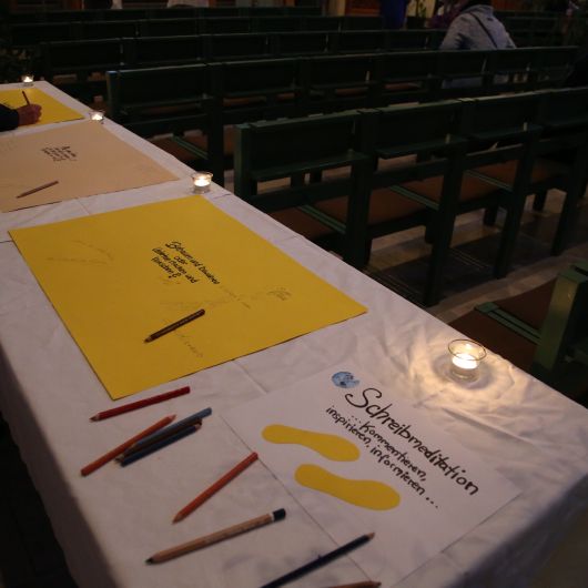 In Sankt Stephan waren die Besucher auch zur Schreibmeditation eingeladen.