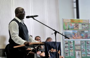 Father Lukas Komba aus dem tansanischen Partnerbistum Minbga berichtete an der Maria-Ward-Schule Würzburg über das Leben in seiner Heimat und beantwortete zahlreiche Fragen der Schülerinnen.