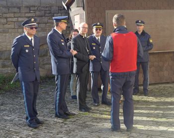 Auf dem Gelände der Bereitschaftspolizei konnte Bischof Dr. Franz Jung (3. von links) ein Einsatztraining verfolgen. 