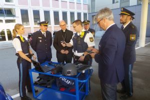 Bei der Polizeiinspektion Würzburg-Stadt zeigten Beamte Bischof  Dr. Franz Jung (3. von links) die neue Schutzausrüstung bayerischer Polizisten. 