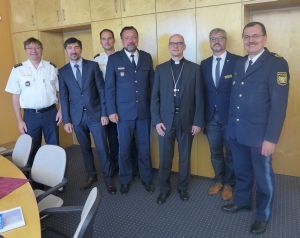 Zusammen mit Polizeipräsident Gerhard Kallert (rechts) begrüßten auch mehrere Sachgebietsleiter sowie Polizeiseelsorger Matthias Zöller (2. von rechts) Bischof Dr. Franz Jung (3. von rechts) im Polizeipräsidium Unterfranken. 