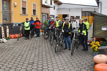 Start der Fahrradtour für Männer der KLB am Kürbishof Keller in Eßleben. 