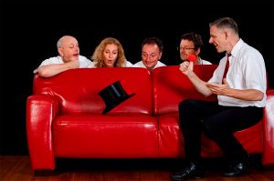 „Auf dem roten Sofa mit…?“ lautet der Titel des Gastspiels mit dem Improvisationstheater "Die Beutelboxer".