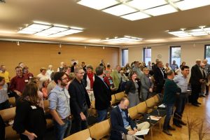 Spontane Umfrage unter den Delegierten des Diözesanrats der Katholiken im Bistum Würzburg: Alle, die hier stehen, sind in mehreren Gremien aktiv.