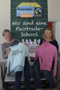 Die beiden federführenden Lehrerinnen Sabine Seyschab (links) und Carolin Sauer sind begeistert von der ersten Kleidertauschparty.