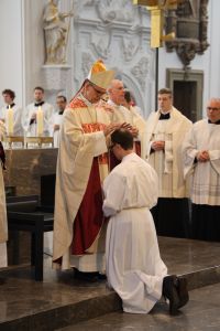 Unter Handauflegung und Gebet weiht Bischof Dr. Franz Jung Bertram Ziegler (rechts) zum Diakon.
