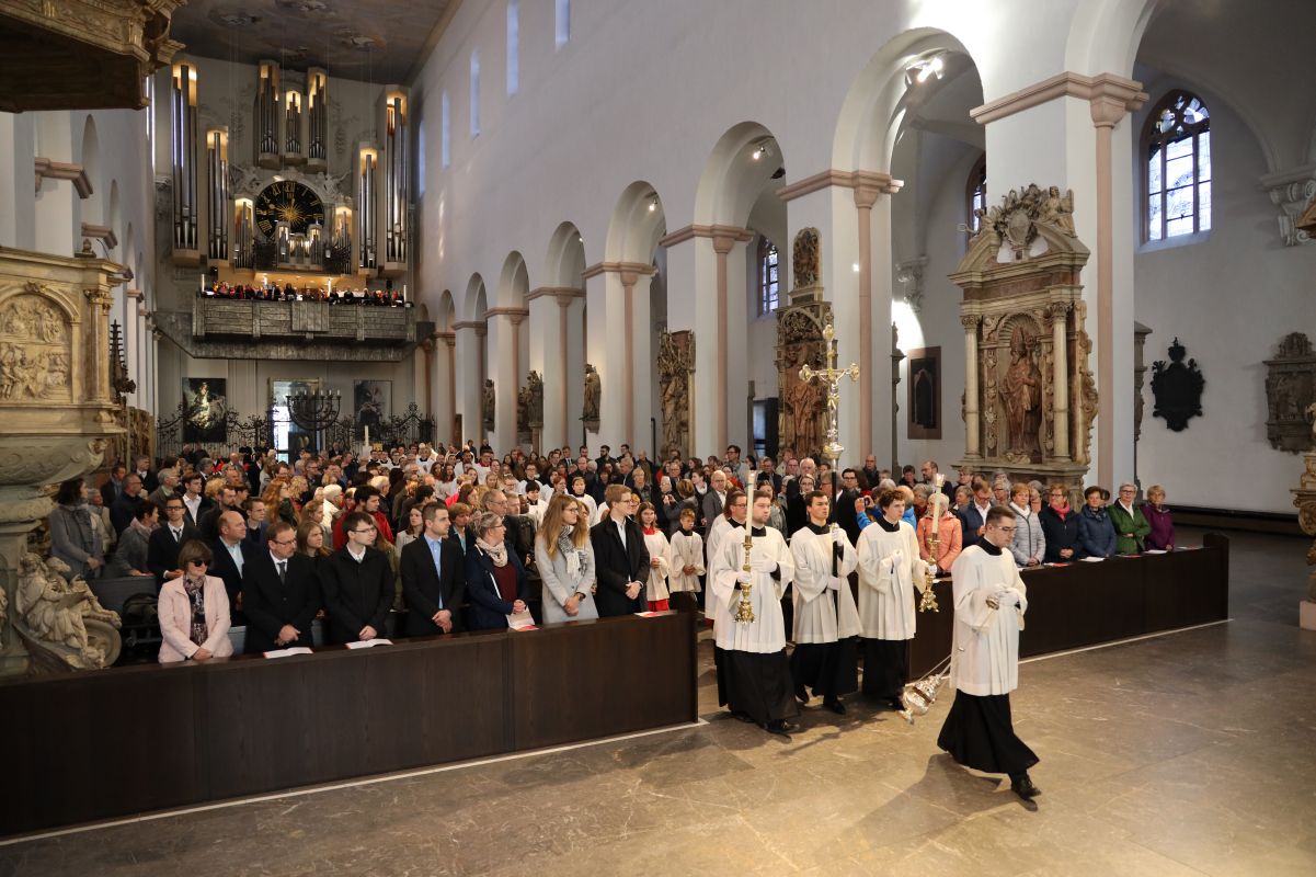 Bei einem feierlichen Gottesdienst im Würzburger Kiliansdom weihte Bischof Dr. Franz Jung Bertram Ziegler zum Diakon. Zahlreiche Verwandte, Freunde und Wegbegleiter des Priesterseminaristen nahmen an der Feier teil.